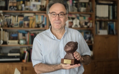 Casablancas amb el Premi Alícia al seu domicili | Roger Benet 